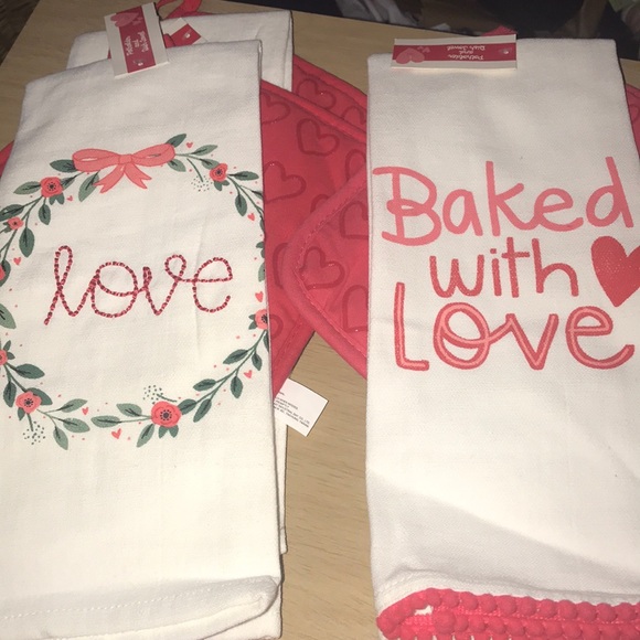 Other - NWT Pot holder and dish towel set